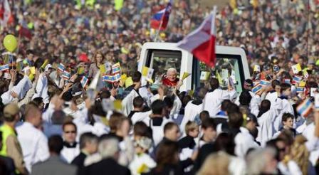 Benoît XVI, hier, à l'aéroport de Brno, dans le sud de la République tchèque, où il a célébré une messe en plein air.
