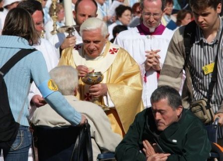 Benoît XVI donnant la communion - Anuncioblog