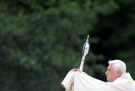 Benoît XVI pendant la procession eucharistique à Lourdes, lors de son voyage en France