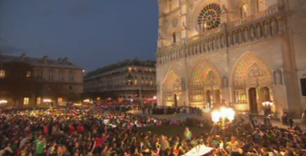 Benoît XVI s'adressant aux jeunes à Notre Dame de Paris