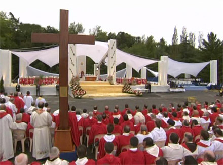 Benoît XVI à Lourdes pour la messe en la fête de l'exultation de la Sainte Croix