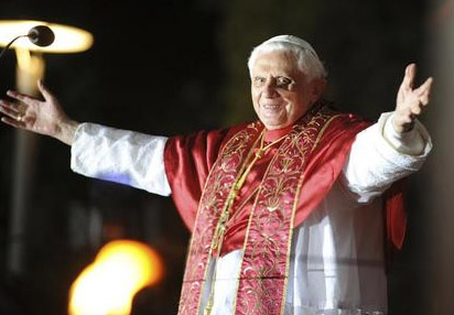 Benoît XVI à Lourdes pour la procession aux flambeaux