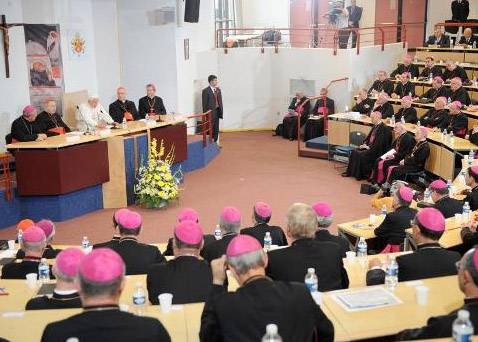 Benoît XVI s'adressant aux évêques de France à Lourdes