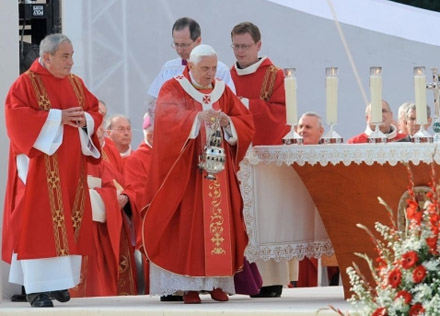 Benoît XVI à Lourdes pour la messe en la fête de l'exultation de la Sainte Croix