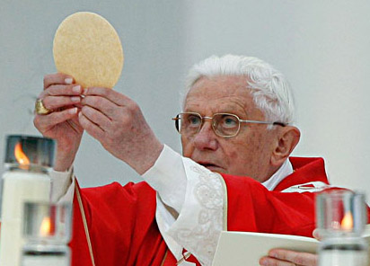 Benoît XVI à Lourdes pour la messe en la fête de l'exultation de la Sainte Croix