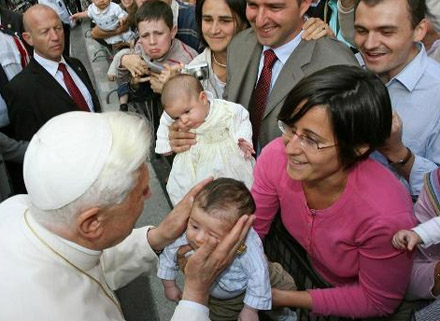 Benoît XVI embrasse un enfant