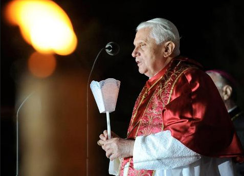 Benoît XVI - Procession aux flambeaux à Lourdes
