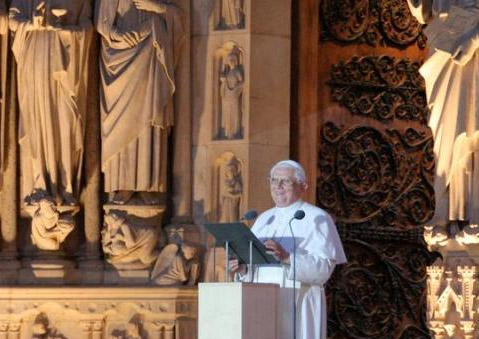 Benoît XVI s'adresse aux jeunes à Notre Dame de Paris