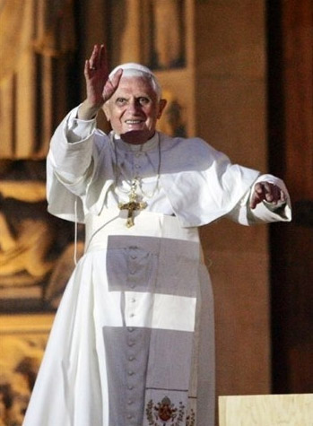Benoît XVI s'adressant aux jeunes à Notre Dame de Paris