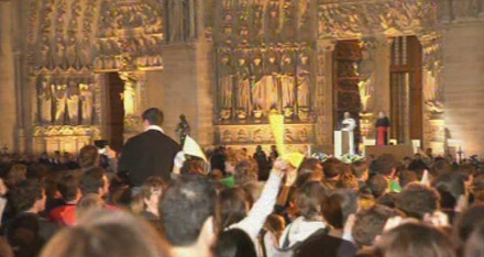 Benoît XVI s'adressant aux jeunes à Notre Dame de Paris