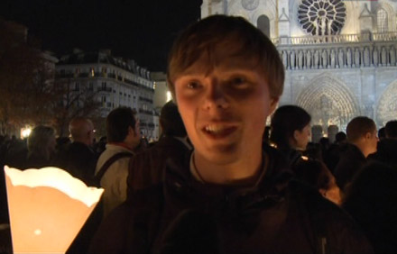 Un jeune à Notre Dame de Paris pendant la veillée avec Benoît XVI