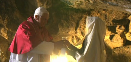 Benoît XVI dans la Grotte de Lourdes