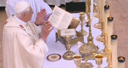 Benoît XVI lors de la messe sur l'esplanade des Invalides à Paris