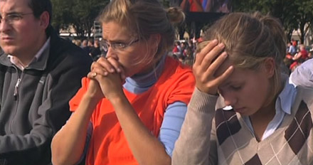Jeunes en prière lors de la messe de Benoît XVI aux Invalides