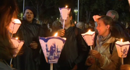 Benoît XVI à Lourdes pour la procession aux flambeaux