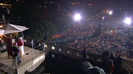 Benoît XVI à Lourdes pour la procession aux flambeaux
