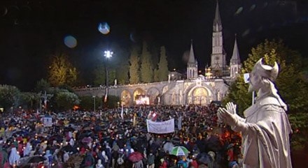 Benoît XVI à Lourdes pour la procession aux flambeaux