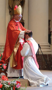 Imposition des mains - Mgr Léonard